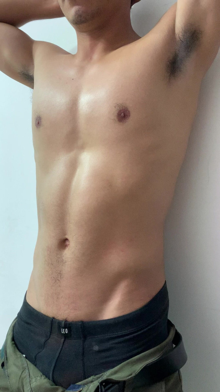 Bare skin man: Duvara karşı