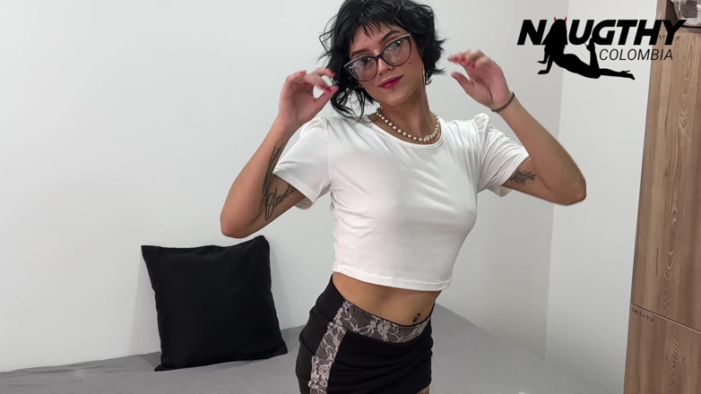 NaughtyColombia: Awek cantik dari umur 20-an bermain dengan dildo besarnya