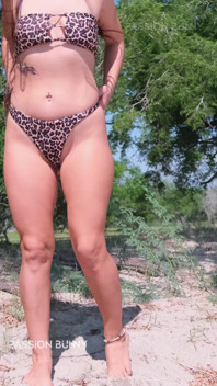 Riskabelt och skönhetspissar i bikini på stranden