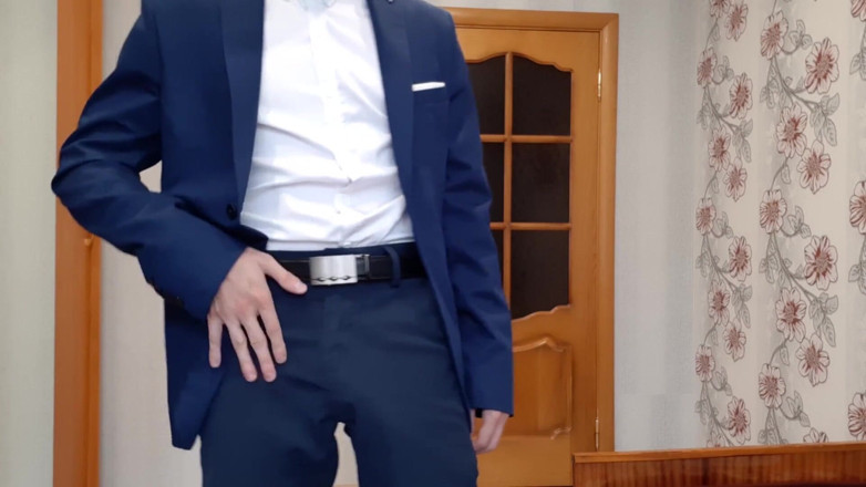 AlexRusFun: Pria masturbasi kontol besarnya di kantor