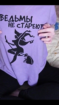 Drobná studentka si hraje se svými kozami až k třesoucímu se bradavkám