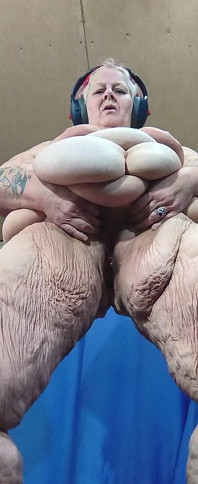 あの秘所にかがみ込み、大きく開いて立ち上がって、まるで男がヘリコプターでチンコを飛ばすかのように噴き出している