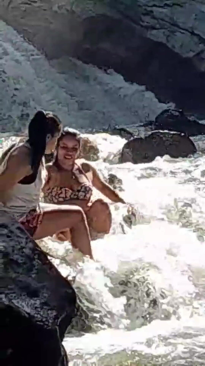 Leona AndJazzlin: 性感情侣裸体自慰硬婊子