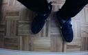 Sneaker gay graz: Đồng nghiệp quay phim dưới bàn làm việc