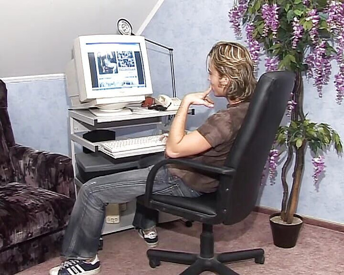 Deutsche Camgirls: Loira alemã avó fode garanhão mais jovem