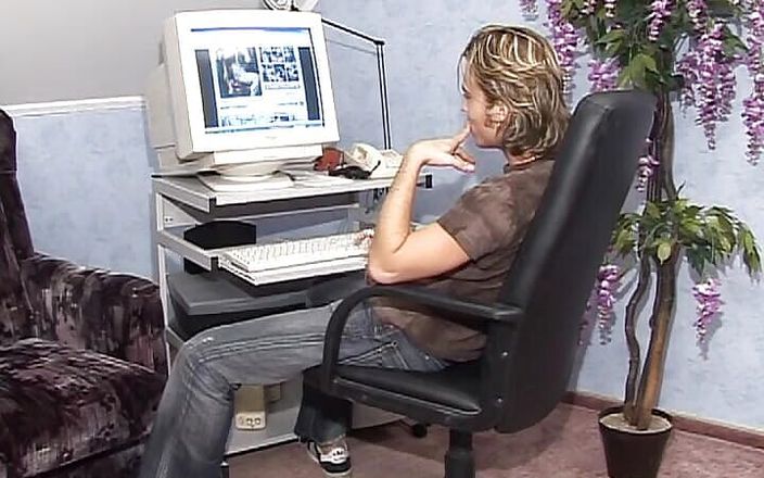 Deutsche Camgirls: Rubia abuela alemana folla semental más joven