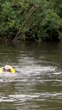 Lifejacket & cosy wetsuit menyelamatkan lucy dari bencana sungai