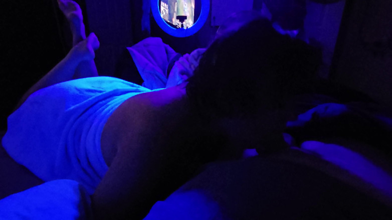 Funhousewife69: Zakar menghisap bogel di bawah lampu hitam dipenuhi mulut