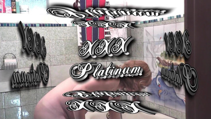 XXX-Platinum: У ванній кімнаті сексуальна матуся голить свою волохату пизду і лобкове волосся крупним планом, статеві губи піхви піхви мамки