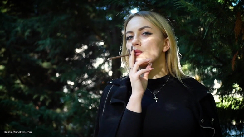 Russian Smokers: Calda bionda che fuma due sigarette nere in natura