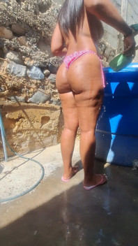 Jetzt verbringt mein stiefvater seine zeit damit, mich beim baden zu beobachten