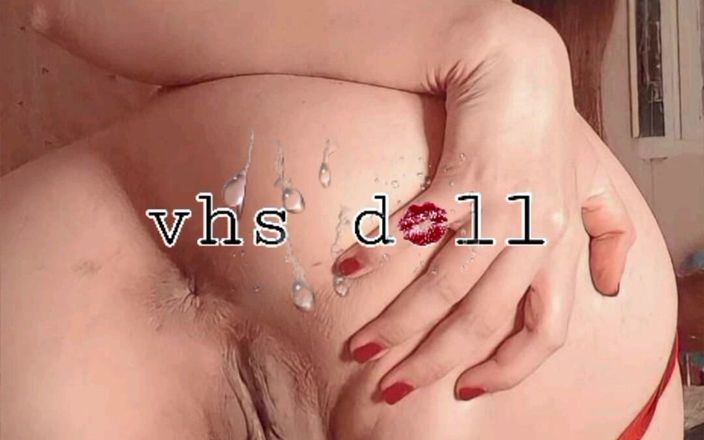 Vhs Doll: Nuit mouillée avec une poupée VHS