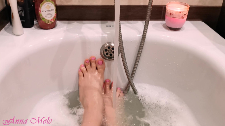 Anna Mole: I take a bath and show off my gorgeous legs.