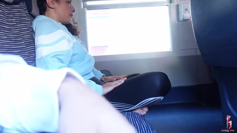 LadyAna: Gadis Italia ngocok kontolku di dalam kereta