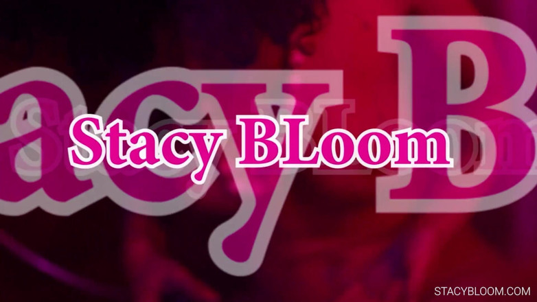 Stacy Bloom: Nena se masturba en cámara y se lleva al orgasmo -...