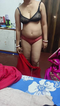 Indische bengalische hausfrau öffnet ihren sari vor bürochef und macht harten sex mit chef