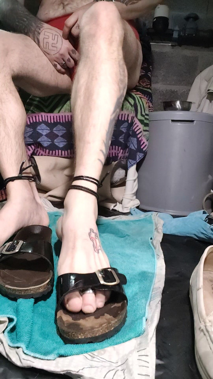 Kinky slave slut boy: मैं फूहड़ पोशाक और महिलाओं की चप्पल और मेरे पेशाब में फूहड़