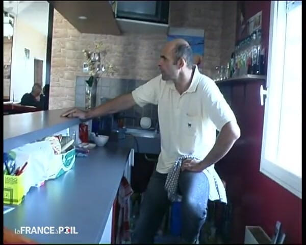 French Family Secrets: โรซ่าถูกจับได้เหมือนหมาในม้านั่งบาร์