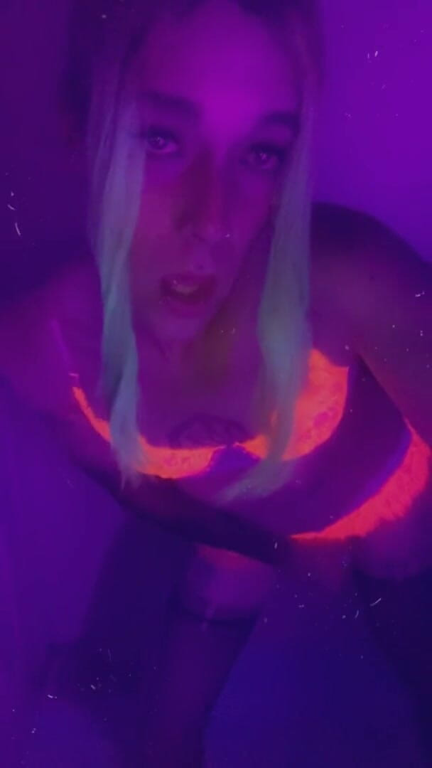 CarmenMelatonin: Pink rave dívka chce hrát