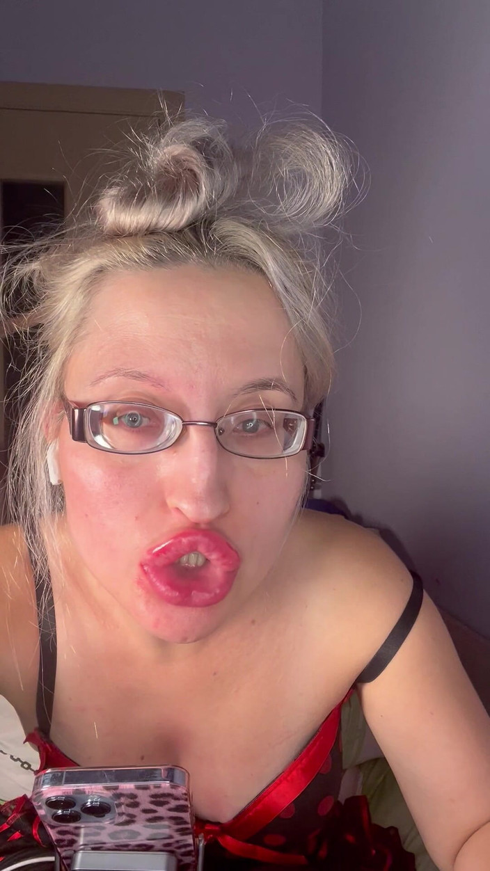 FinDom Goaldigger: Живая кам-сессия с мощной богиней в мясистых очках - большие губы сосут дилдо, игра сисек, соблазняя твою любовную зависимость
