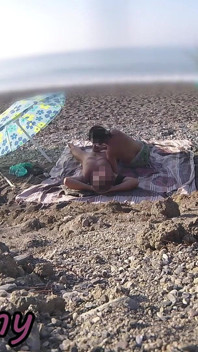 노출증 마누라 야외 아마추어 밀프 오럴 &, 정액으로 추종자 앞의 누드 비치에서 자지 핸잡