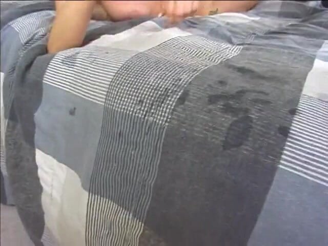 EuroHClub: 美丽的黑发宝贝让她的阴户被热辣的 fmm 三人行填满