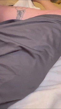 Pozdní noc s macechou - footjob kouření sperma na kozách