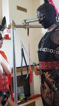 V zákulisí sissy Katryn s mopem v zadku