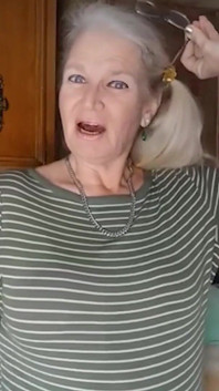 Calda matura scopa una zucchina fino all'orgasmo!