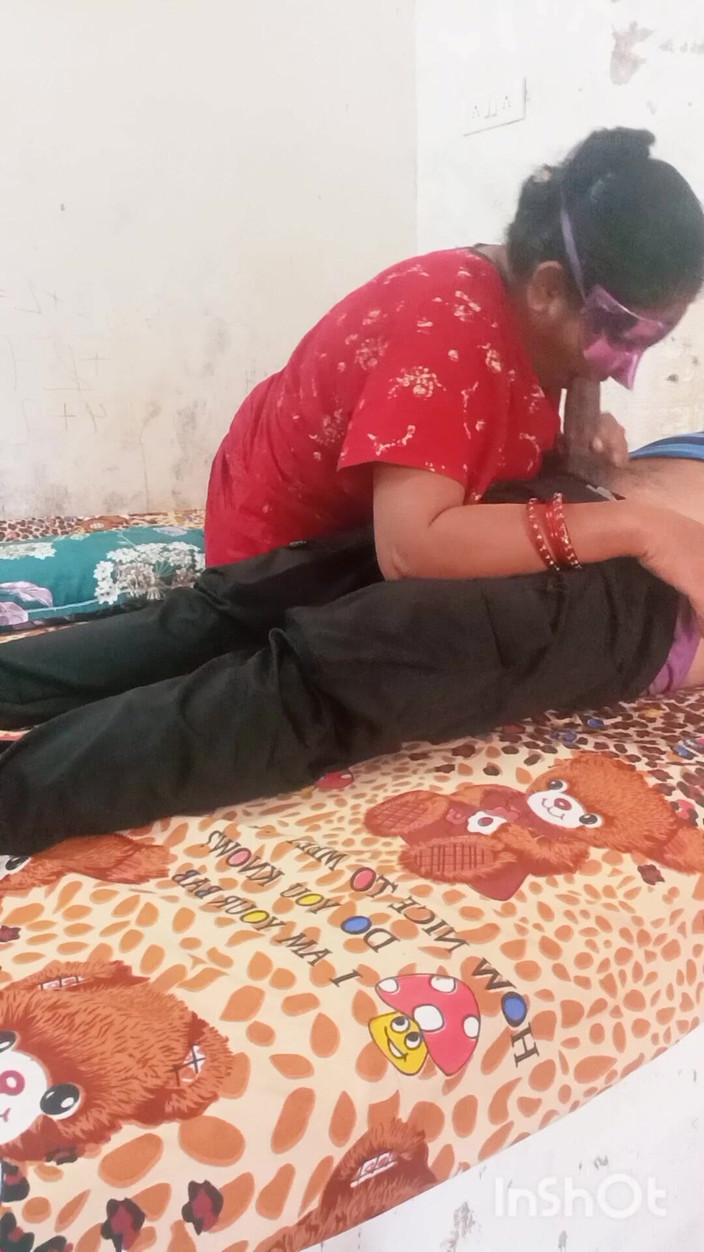 Bed: Seks suri rumah India yang cantik