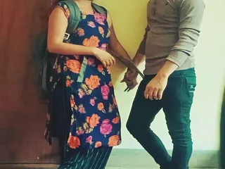 Une étudiante indienne baise avec son prof pendant une soirée privée