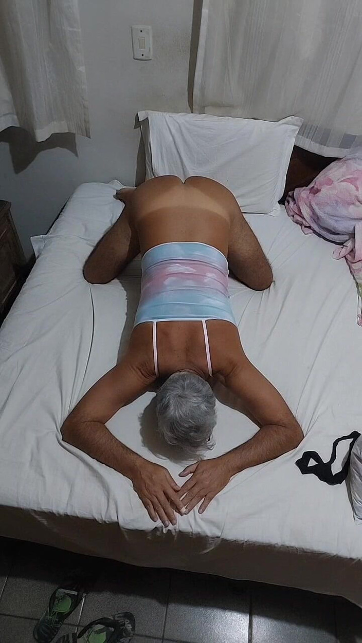 Ladysilvas: Ladysilva in Bed Doing Live Chat Showing off Her Hot...