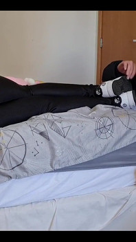 Göttin Kiffa entspannt im bett