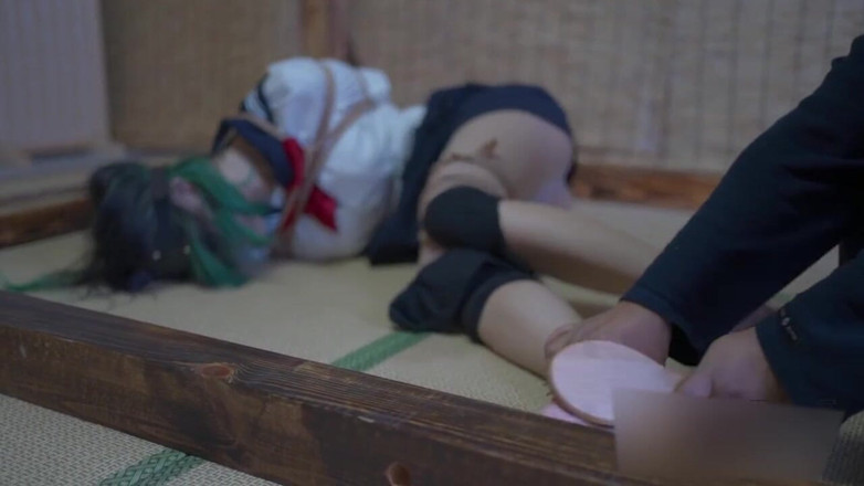 Aisan girl bondage: Xr65- una ragazza in uniforme scolastica si fa solleticare i...