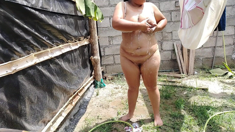 Stepmom_with_big_tits: セクシーなコロンビア人の女の子が公共の場で入浴し、マンコとおっぱいをとても豊かに触ります。