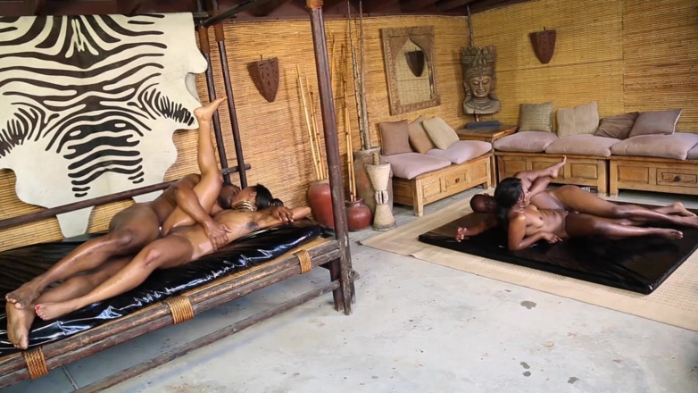 Berlin Orgy: Dvě ebenové dámy poskytují nuru masáž