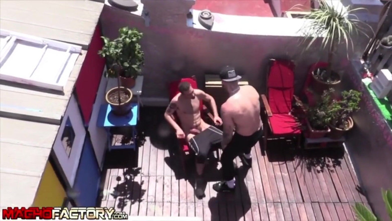 Macho factory: Koldo находит пиздца на чердаке в Барселоне и высвобождает его большой жесткий член