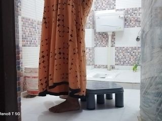 Yur bhabhi: मेरी सौतेली बहन को नहाते हुए देखने के बाद आज मेरा लंड सीधा हो गया