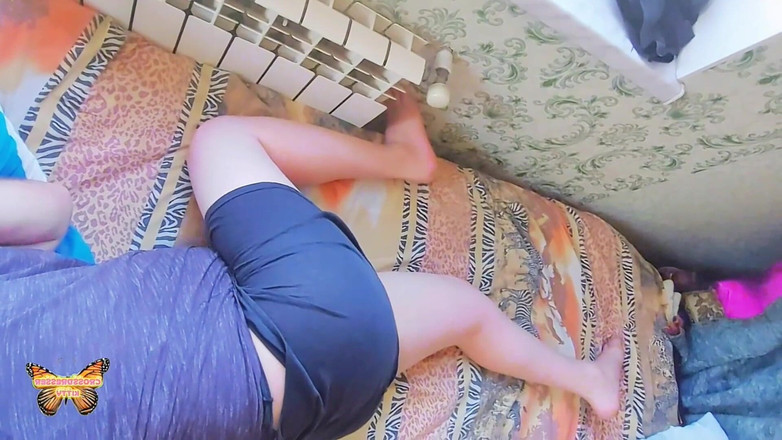 Kitty_Cross: Hravá trans dívka ukazuje tetování stehna v krátké sukni