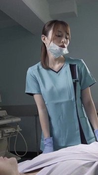 Uma enfermeira fofa, peituda e sexy do turno da noite que cuida de pacientes sexualmente frustrados. 1