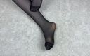 Gloria Gimson: Mistress pieści stopy w czarnych nylonowych rajstopach
