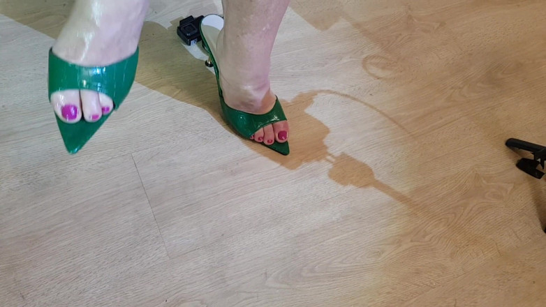 MisS Angel: Sexy tapping in green heels and open toes.