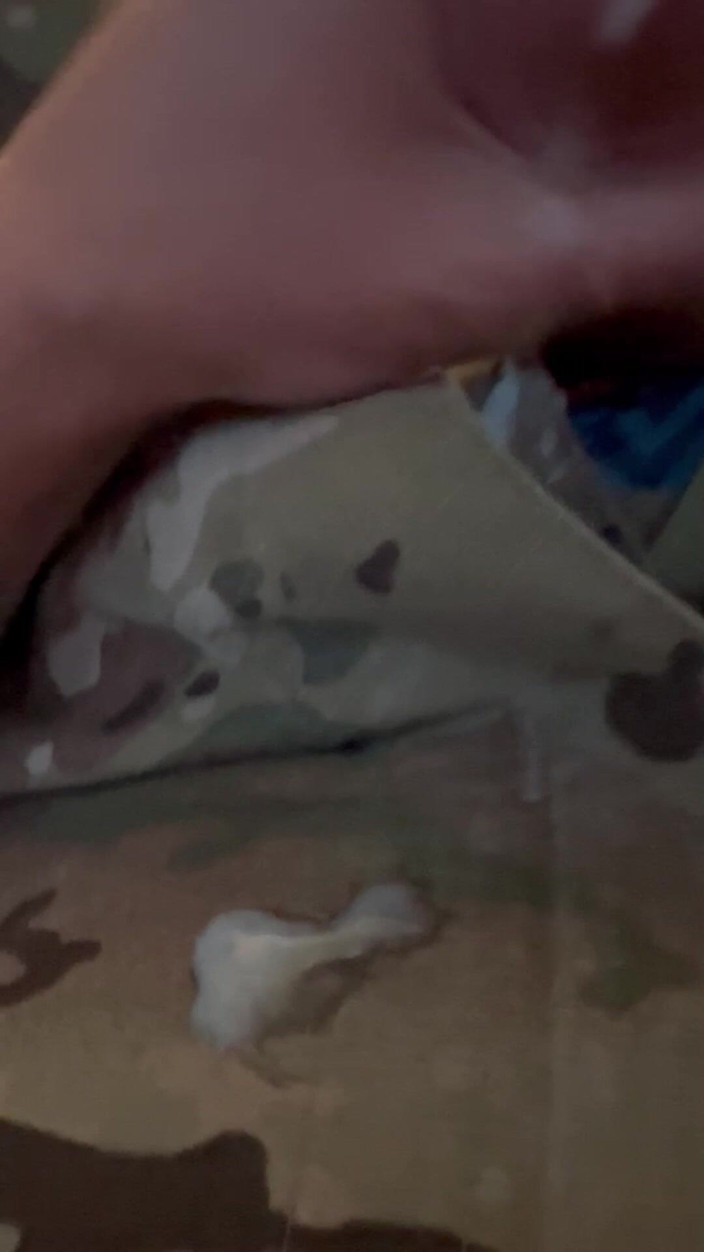 Gay Soldier Stuff: Aftrekken aan het bureau van mijn Sarge - ladingen sperma in...