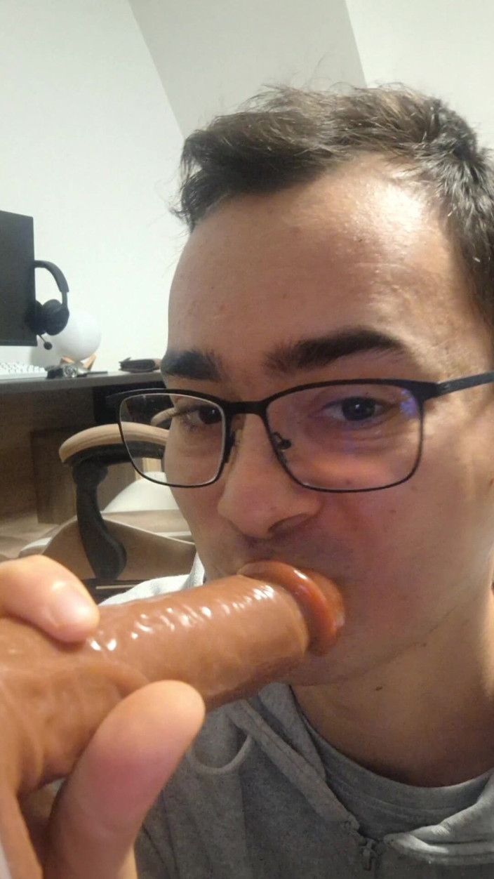 The college boy: Паренек-студент сосет член отчима, пока он не кончит в рот (дилдо)