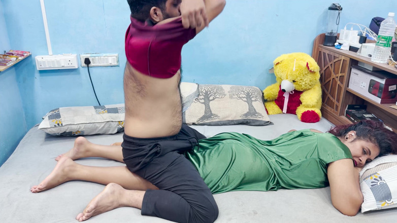 Vaigavarun45: Mallu kızın vücut masajı ve yatak odasında sert sikişirken masaj...