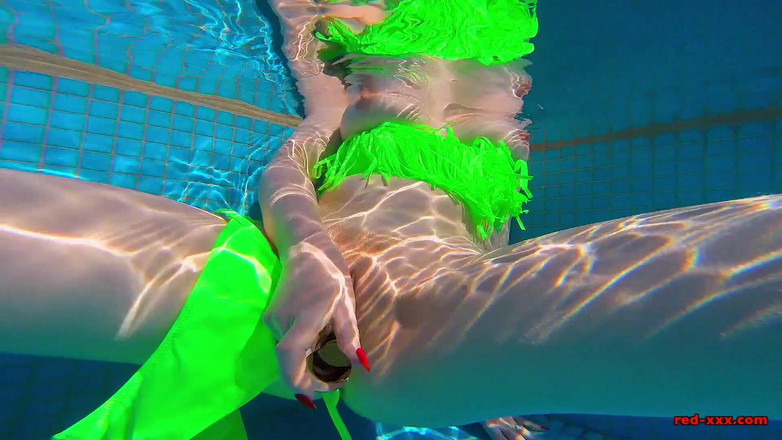 RedXXX: POV u bazénu!