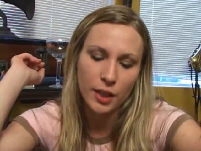 Radical: Una bionda arrapata fuma mentre succhia questo grosso tubo