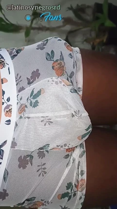 Ele tocou o pau preto enorme e grosso do meu amigo em boxeadores brancos.