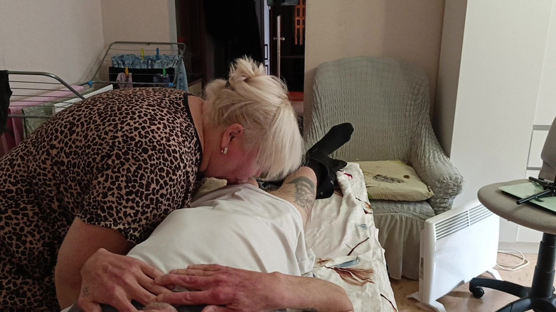 Zona901: 邻居在按摩桌上吮吸和撸管我的鸡巴并吞精