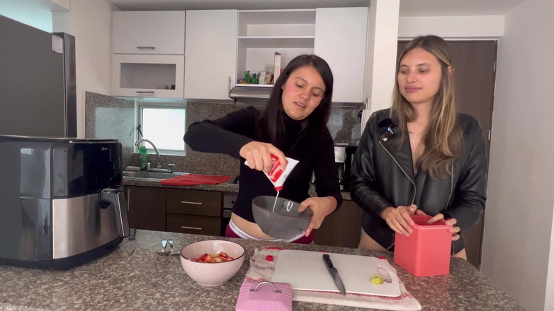 scarlettandc: On prépare des fraises crémeuses et on s’amuse